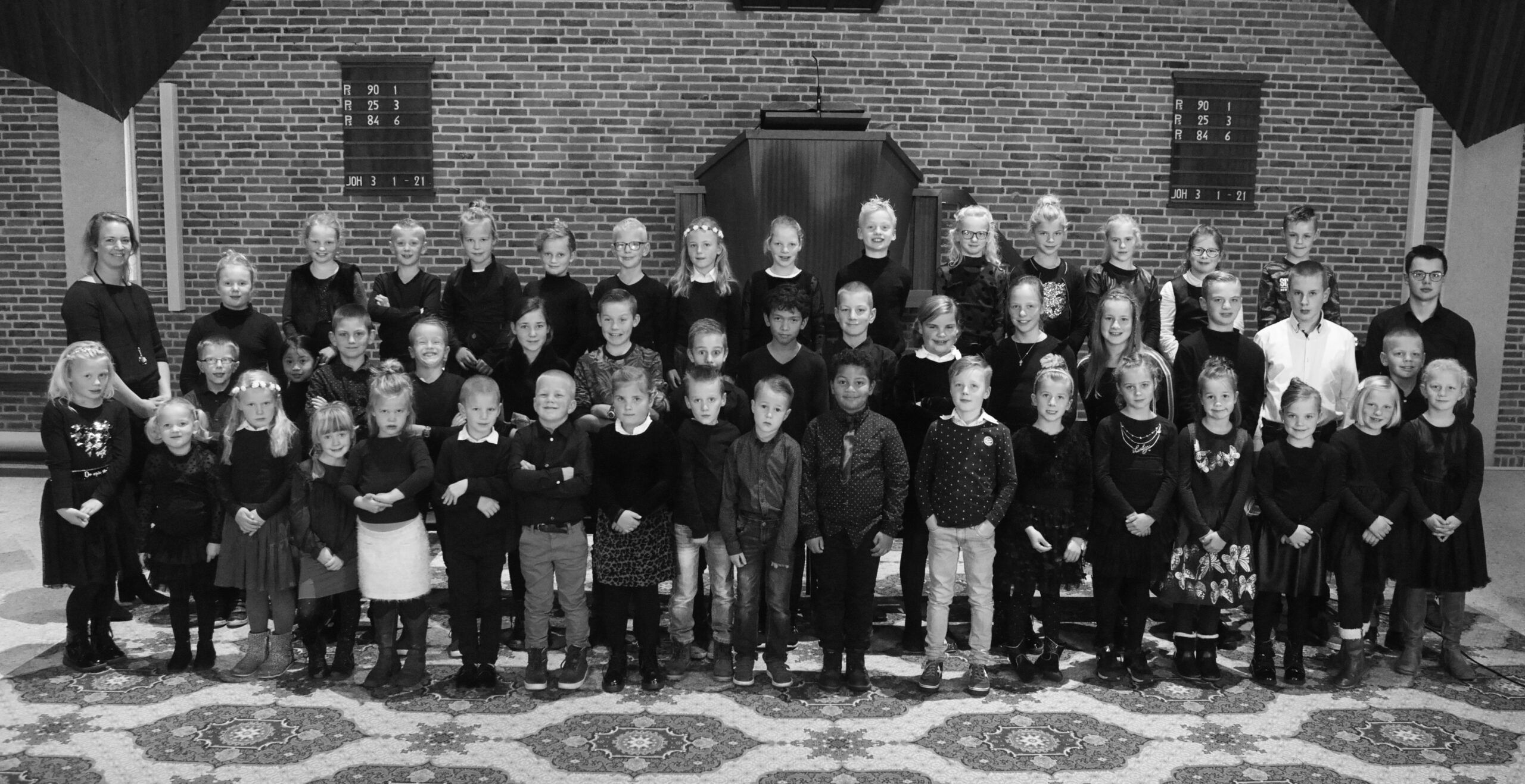 Kinderkoor Shalom met juf Hilda