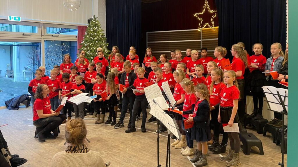 Kinderkoor Shalom zingt in Brugchelencamp De Westereen