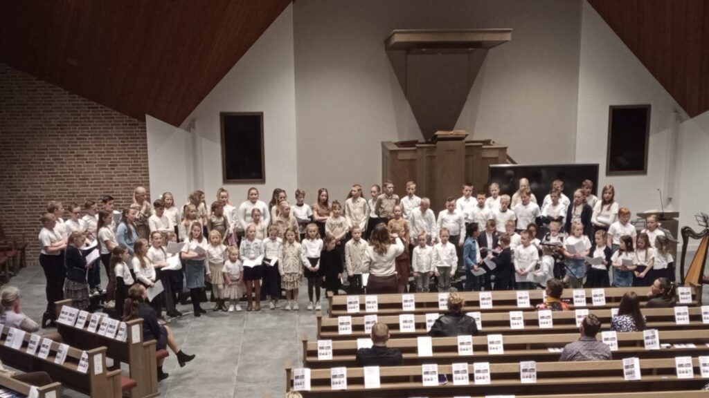 Kinderkoor Shalom en kinderkoor Jedaja zingen samen tijdens de Paaszangavond in de Sionskerk in Damwâld